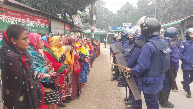 ঠাকুরগাঁওয়ে পুলিশি বাধা উপেক্ষা করে মহিলা দলের মিছিল, আহত ১