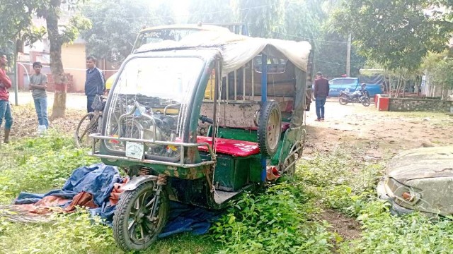 জব্দকৃত ব্যাটারি চালিত ইজিবাইক।