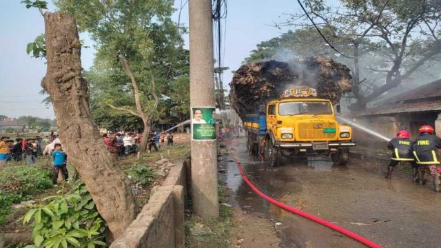 টাঙ্গাইলে ইলেকট্রিক তার ঠেকে পাট বোঝাই ট্রাকে আগুন! লাখ টাকার ক্ষতি