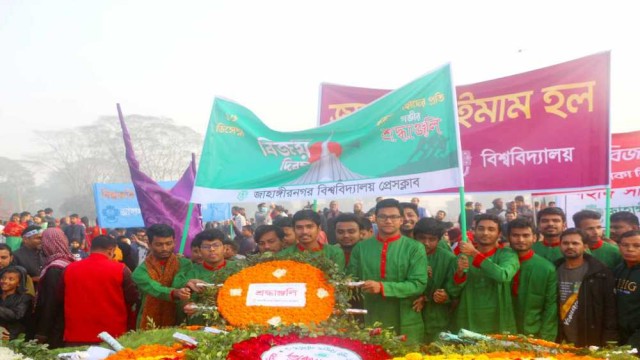 বিজয় দিবসে স্মৃতিসৌধে জাবি প্রেসক্লাবের শ্রদ্ধাঞ্জলি