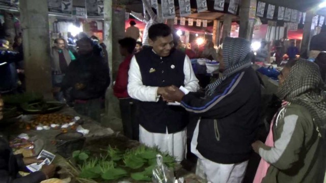 প্রচন্ড শীতকে উপেক্ষা করে রাতেও নির্বাচনী প্রচারণায় ব্যস্ত নৌকার মাঝি সৌরেন