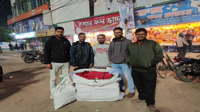 শীতার্ত মানুষের পাশে জাবির রাজশাহী জেলা ছাত্রকল্যাণ সমিতি