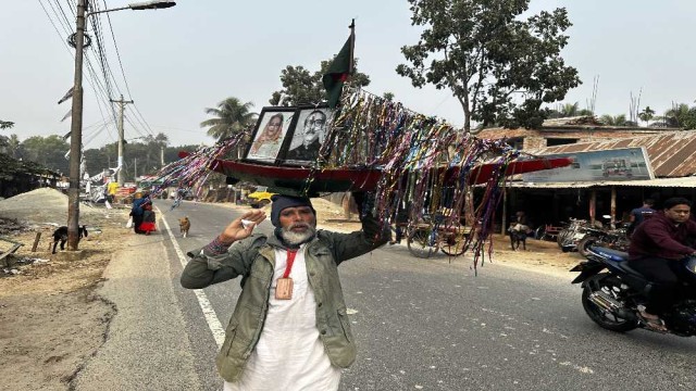 বোয়ালমারীতে ঘুগরি পায়ে ঘুরছেন নৌকা মাথায় টুঙ্গিপাড়ার শাহজাহান