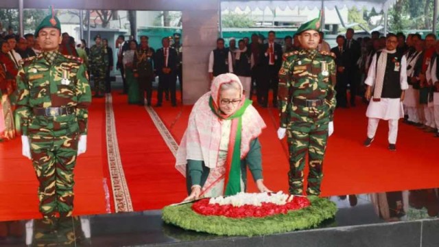 নির্বাচনে জয় লাভের পর বঙ্গবন্ধুর প্রতিকৃতিতে শেখ হাসিনার শ্রদ্ধা