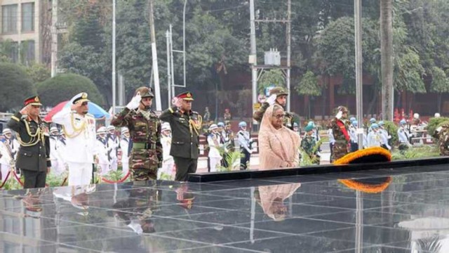 ঢাকা সেনানিবাসের শিখা অনির্বাণে প্রধানমন্ত্রীর শ্রদ্ধা