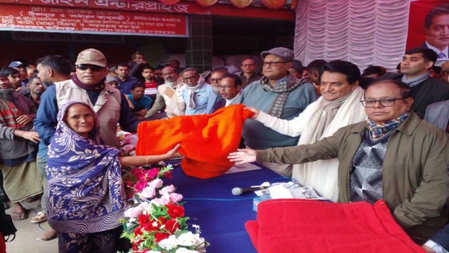 ফরিদপুর - ৩ : শীতার্তদের মাঝে এমপি  এ.কে. আজাদের শীতবস্ত্র বিতরণ