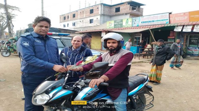 রেজিষ্ট্রেশন ও হেলমেট থাকলে মিলছে রজনীগন্ধার শুভেচ্ছা