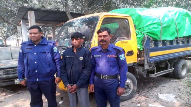 গ্রেপ্তার চালক হাফিজুর ইসলাম ও জব্দ হওয়া ট্রাক।