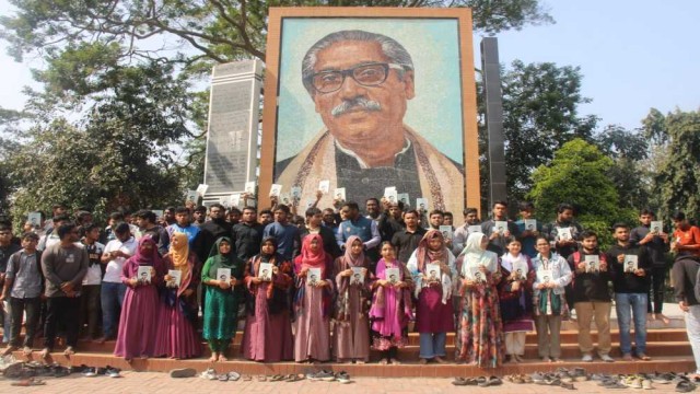 পাঠাভ্যাস গড়ে তুলতে ইবি ছাত্রলীগের উদ্যোগ: 'অসমাপ্ত আত্মজীবনী' উপহার 