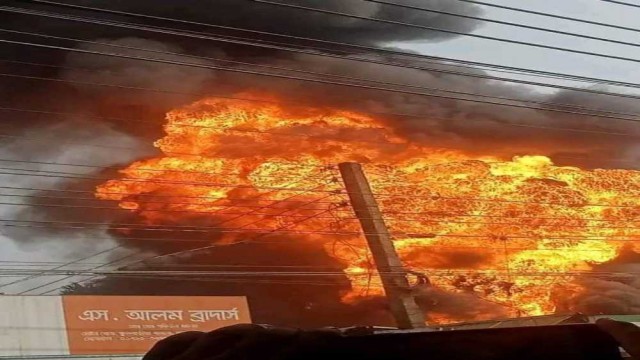 ফুলবাড়িয়ায় আড়াই ঘণ্টা চেষ্টায় পেট্রোলের আগুন নেভালেন ফায়ার সার্ভিস