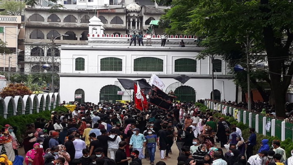 নিষেধাজ্ঞা ভেঙে মাস্ক ছাড়া তাজিয়া মিছিল নিয়ে সড়কের দিকে যাচ্ছেন শিয়া সম্প্রদায়ের মুসলমানরা- ছবি: সংগৃহীত 