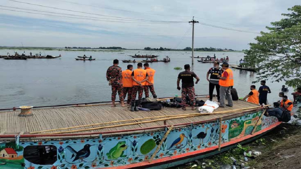 ব্রাহ্মণবাড়িয়ায় নৌকাডুবির ঘটনায় উদ্ধার কাজ করছে ফায়ার সার্ভিসের সদস্যরা- ছবি: সংগৃহীত