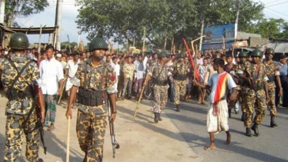 ২০০৬ সালের ২৬ আগস্ট উন্মুক্ত পদ্ধতিতে কয়লা খনি প্রকল্প বাতিল, জাতীয় সম্পদ রক্ষা এবং বিদেশি কোম্পানি এশিয়া এনার্জিকে ফুলবাড়ী থেকে প্রত্যাহারের দাবিতে বিক্ষোভে ফেটে পড়েন স্থানীয়রা-ফাইল ছবি