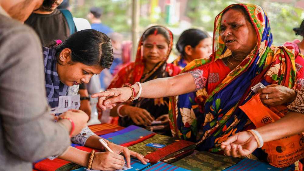 সুবিধা বঞ্চিত মানুষদের জন্য ৫ টাকায় শারদ বাজার