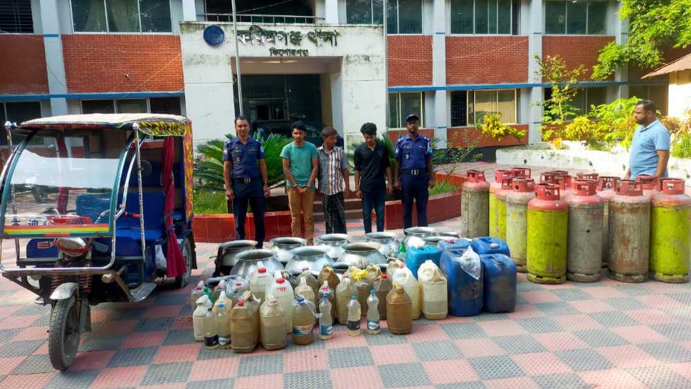 করিমগঞ্জে ১০০০ লিটার চৌলাই মদ ও মদ তৈরীর সরঞ্জামসহ গ্রেফতার ৩