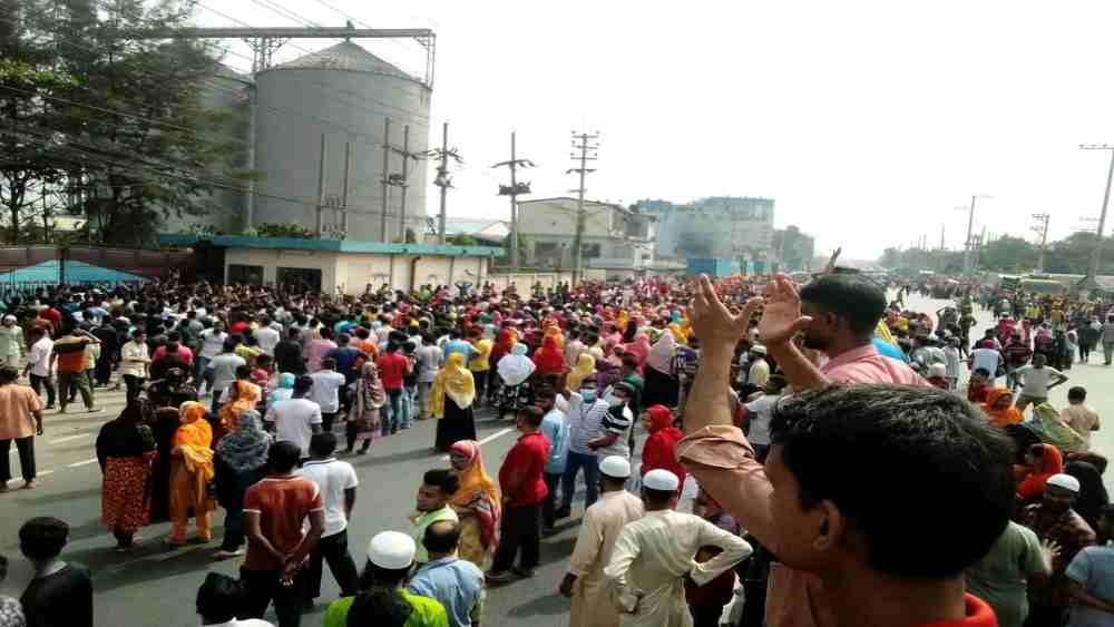 বকেয়া বেতন ও বোনাসের দাবীতে ঢাকা-টাঙ্গাইল মহাসড়কে শ্রমিকেরা বিক্ষোভ করছে।