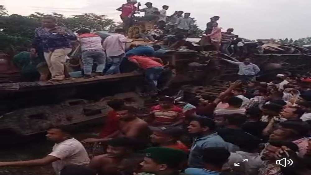 ভৈরবে দুই ট্রেনের মুখোমুখি সংঘর্ষ : বহু হতাহতের আশংকা