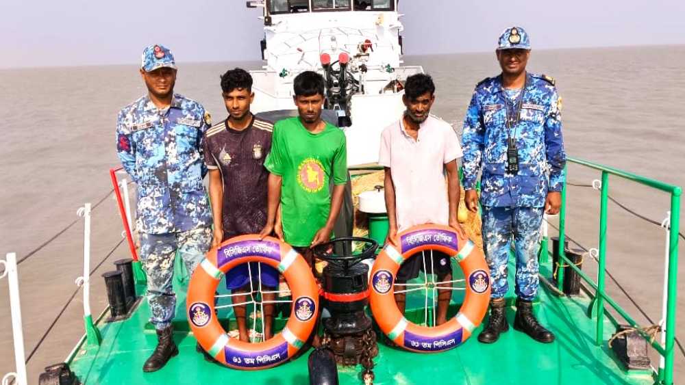 জীবিত ৩ জেলেক উদ্ধার করলো কোস্ট গার্ড পশ্চিম জোন