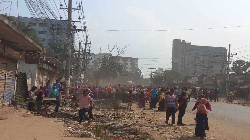 আশুলিয়ায় বিক্ষুব্ধদের হামলায় কারখানার কর্মকর্তা ও শ্রমিক আহত