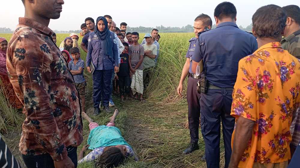 ঘটনাস্থল পরিদর্শন করছেন ওসি আসাদুজ্জামান