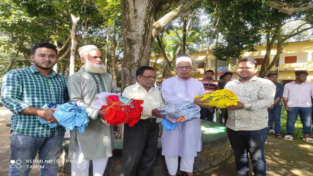 সরকারি নাজমুল স্মৃতি কলেজে ক্রীড়া সামগ্রী দিলেন ভাইস চেয়ারম্যান আমিনুল