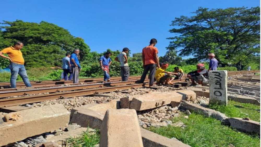 ক্ষতিগ্রস্ত রেললাইনে গতি কমিয়ে চলছে ট্রেন