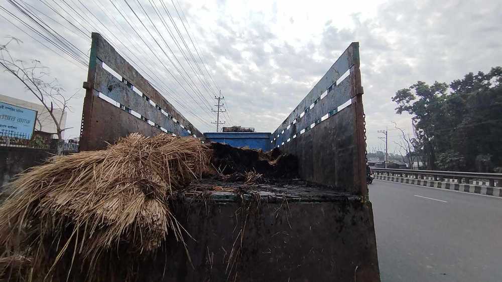 ঢাকা-টাঙ্গাইল মহাসড়কের চন্দ্রায়  খড় বোঝাই ট্রাকে আগুন