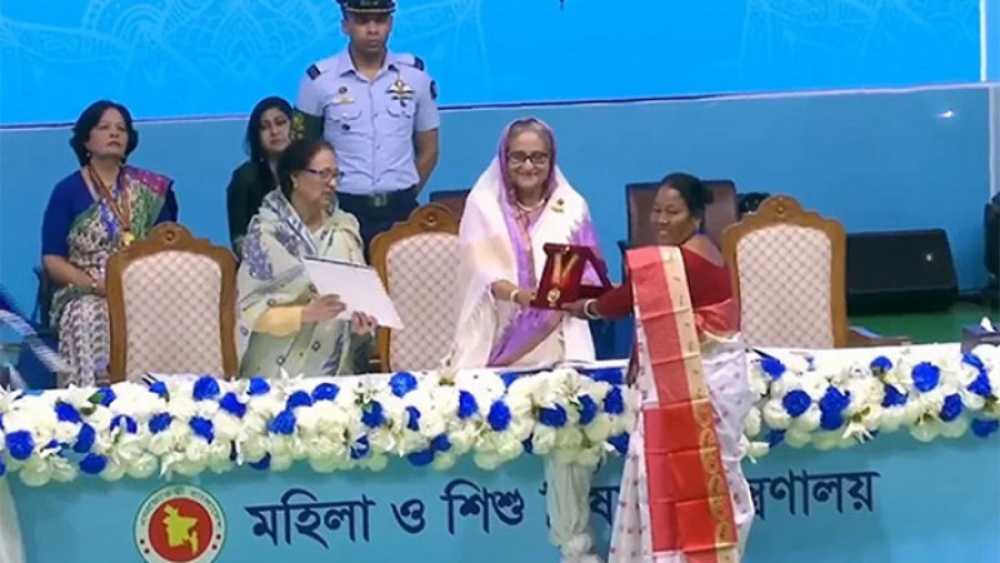 ৫ নারীর হাতে ‘রোকেয়া পদক’ তুলে দিলেন প্রধানমন্ত্রী