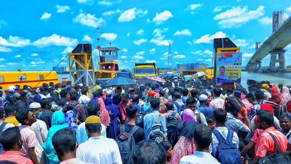 পটুয়াখালীর দুমকির লেবুখালী ফেরীঘাটে ঢাকাসহ সারাদেশের বিভিন্ন জেলার কর্মস্থলে ফেরা মানুষের উপচে পড়া ভিড়-ছবি: সংগৃহীত 