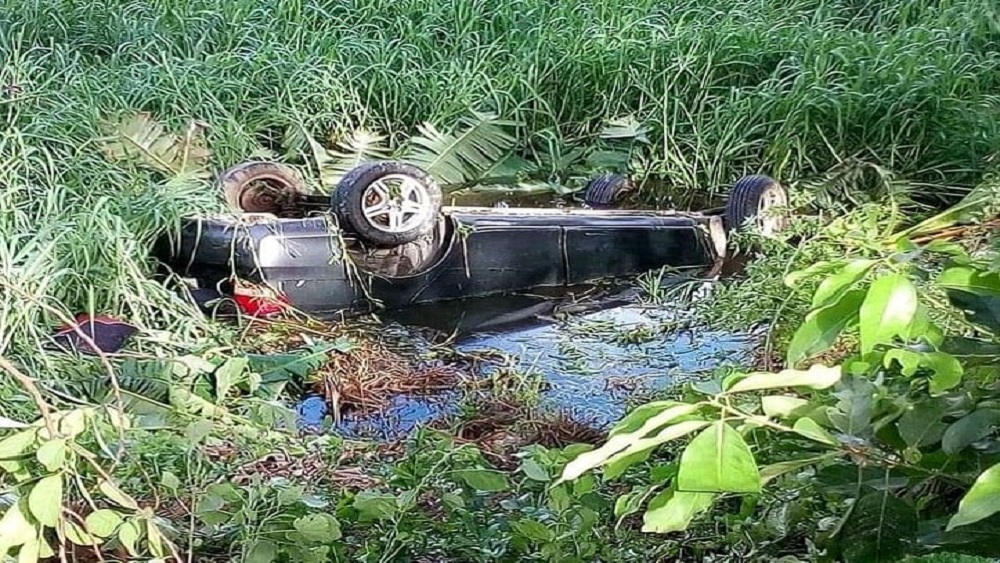 মুন্সিগঞ্জের গজারিয়া উপজেলায় প্রাইভেট কার খাদে পড়ে তিনজন নিহত হয়েছেন। পুলিশের ধারণা ভোরের কোনো এক সময় এ দুর্ঘটনা ঘটতে পারে-ছবি: সংগৃহীত