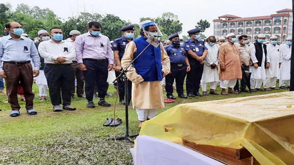 টানা বৃষ্টি উপেক্ষা করে মায়ের জানাজা পড়ান সমাজকল্যাণ মন্ত্রী নুরুজ্জামান আহমেদ- ছবি: সংগৃহীত 