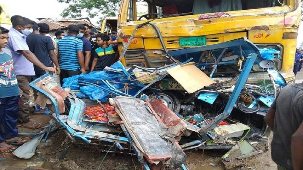 বৃহস্পতিবার দুপুরে ঠাকুরগাঁওয়ের বোর্ড অফিস নামক স্থানে পঞ্চগড়মুখী এক ট্রাকের সঙ্গে অটোরিকশার মুখোমুখি সংঘর্ষে দুমড়ে-মুচড়ে যায় অটোরিকশাটি-ছবি: সংগৃহীত 