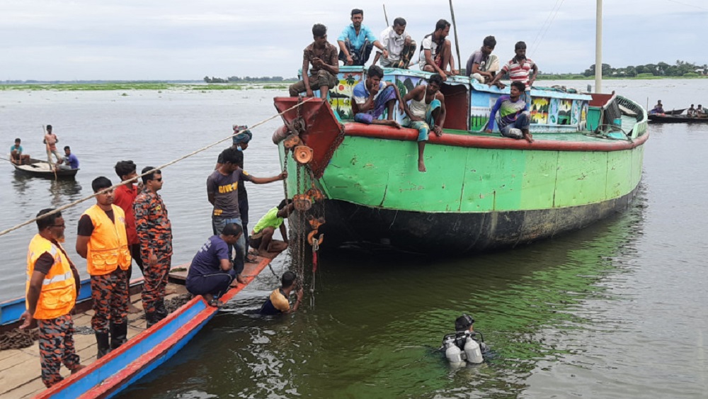 ডুবে যাওয়া নৌযান উদ্ধারে কাজ চলছে। ছবি: সংগৃহীত