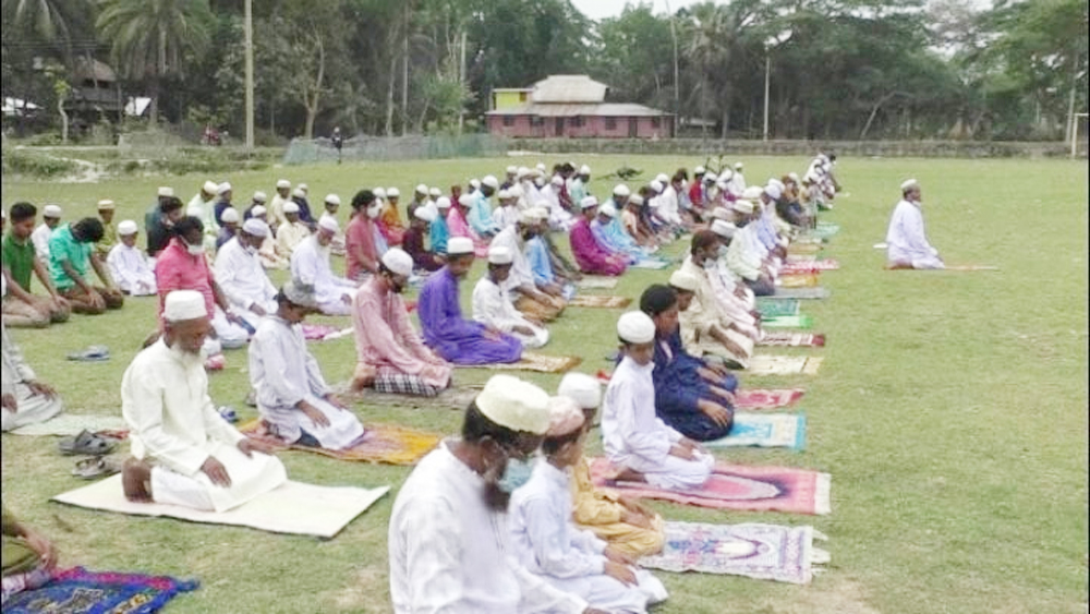 পটুয়াখালী সদর উপজেলা পরিষদ মাঠে নামাজ আদায় করেছেন মুসুল্লিরা। ছবি: সংগৃহীত