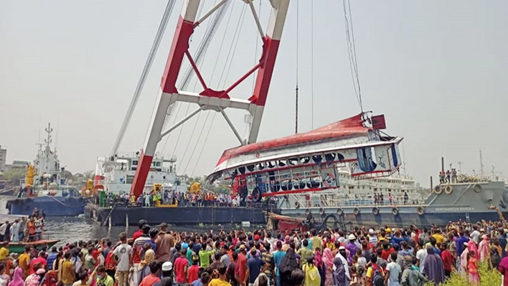 সোমবার দুপুর ১টার দিকে উদ্ধারকারী জাহাজের সহায়তায় ডুবে যাওয়া লঞ্চটি তীরে আনা হয়-ছবি: সংগৃহীত