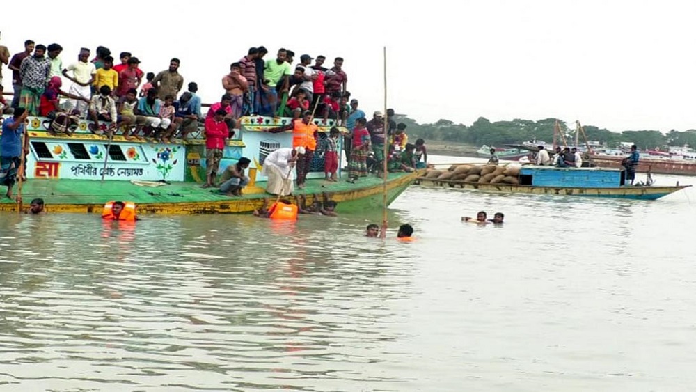 মাদারীপুরের শিবচর উপজেলার বাংলাবাজার ঘাটে স্পিডবোট দুর্ঘটনায় নিখোঁজ যাত্রীদের উদ্ধার কাজে ডুবুরিরা-ছবি: সংগৃহীত 